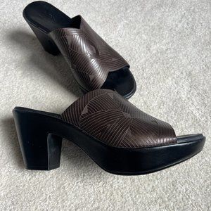 Worn once! Munro Womens Leather Clogs Dark Army Green w/ Metallic sheen 9 1/2 M